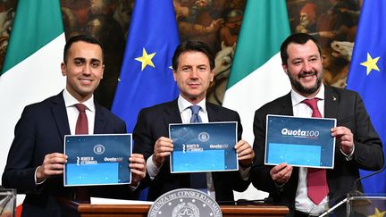 Luigi Di Maio, chef de file du Mouvement 5 étoiles, Giuseppe Conte, chef du gouvernement italien et Matteo Salvini, à la tête de la Ligue, présentent leurs mesures sociales le 17 janvier 2019. (ALBERTO PIZZOLI / AFP)