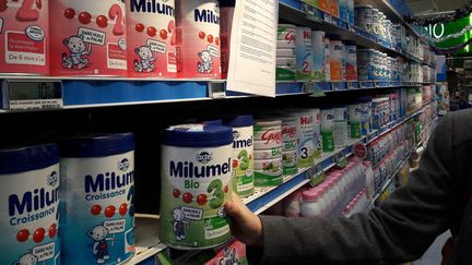 Certains lait Lactalis sont toujours en magasin malgré la demande de les retirer après des contaminations de salmonelles.&nbsp; (MAXPPP)