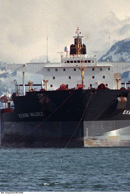 Un remorqueur éloigne l'"Exxon Valdez" du lieu de son échouement, dans la baie du Prince-William, le 5 avril 1989. (ROB STAPLETON / AP / SIPA)