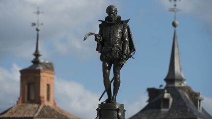 La statue de Miguel de Cervantes sur les hauteurs de Alcala de Henares, ville natale de l'écrivain, non loin de Madrid.
 (CURTO DE LA TORRE / AFP)