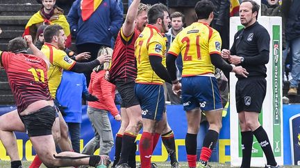 Les joueurs espagnols (en jaune) protestent auprès de l'arbitre roumain (LAURIE DIEFFEMBACQ / BELGA)