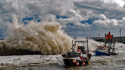 Des chalutiers bousculés par les vagues provoquées par la tempête Ciaran, dans le port de Folkestone (Royaume-Uni), le 2 novembre 2023. (STUART BROCK / MAXPPP)