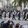 Des policiers assurent la sécurité aux abords de Westminster Hall, où le cercueil de la reine Elizabeth II est exposé, à Londres, samedi 17 septembre 2022.&nbsp; (RASID NECATI ASLIM / ANADOLU AGENCY / AFP)