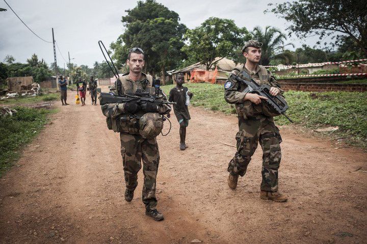 Militaires français de l'opération Sangaris en patrouille le 24 juillet 2014 près de Boda, ville du sud de la Centrafrique. (ANDONI LUBAKI / AFP)
