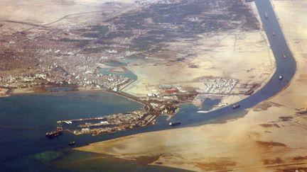 Une photo a&eacute;rienne de&nbsp;l'entr&eacute;e sud du canal de Suez, en &Eacute;gypte,&nbsp;datant du 31 d&eacute;cembre 2007. (JACK GUEZ / AFP)