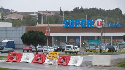 Le supermarché Super U de Trèbes (Aude)&nbsp;le lendemain de l'attentat, le 24 mars 2018. (ERIC CABANIS / AFP)