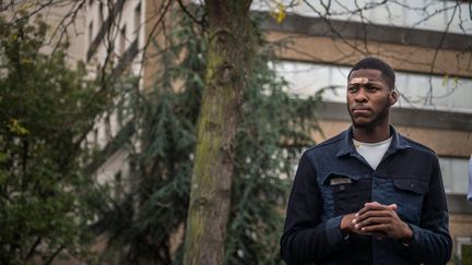 Theo Luhaka durant une manifestation, le 28 octobre 2017, à Bobigny (Seine-Saint-Denis). (CHRISTOPHE PETIT TESSON / EPA)