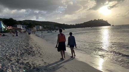 Des personnes marchant le soir&nbsp;le long d'une plage de Martinique (illustration).&nbsp; (LP/AUR?LIE AUDUREAU / MAXPPP)