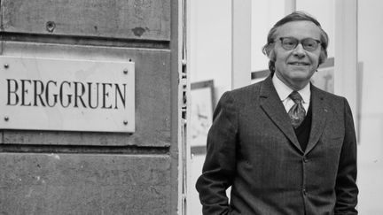 Heinz Bergrruen devant sa galerie, 70 rue de l'Université, à Paris, en 1971. (BERGGRUEN ARCHIVE / U.H MAYER DUSSELDORF)