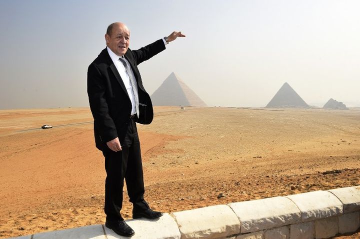 Le ministre de la D&eacute;fense, Jean-Yves Le Drian, pose devant les pyramides de Gizeh, en Egypte, le 17 f&eacute;vrier 2015. (MARTIN BUREAU / AFP)