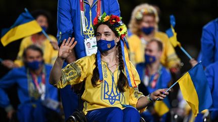 Une parasportive ukrainienne lors de la cérémonie d'ouverture des Jeux paralympiques de Tokyo, le 24 août 2021. (PHILIP FONG / AFP)