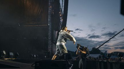 Le premier jour du festival, vendredi 24 juin, Orelsan est sur la grande scene de Solidays. Le rappeur n'y était pas venu depuis 10 ans.&nbsp; (BENOIT DURAND / HANS LUCAS)