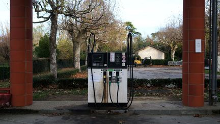 Une station service à Saint-Michel-de-Lanès (Aude), le 27 novembre 2018.&nbsp;&nbsp; (ERIC CABANIS / AFP)