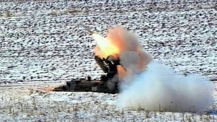 Une capture d'&eacute;cran d'une vid&eacute;o diffus&eacute;e le 20 mars 2013 par la t&eacute;l&eacute;vision nord-cor&eacute;enne, montrant un tir de missile. (NORTH KOREAN TV / AFP)