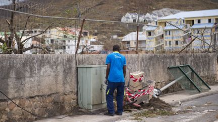 A Saint-Martin, les équipes EDF sont à pied d'oeuvre pour remettre en service le plus vite possible les installations électriques après le passage de l'ouragan Irma.&nbsp; (LIONEL CHAMOISEAU / AFP)