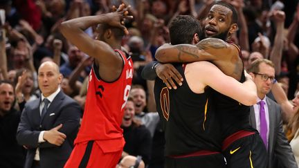 LeBron James étreint Kevin Love après son tir de la victoire face à Toronto. (GREGORY SHAMUS / GETTY IMAGES NORTH AMERICA)