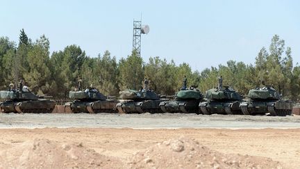 Des chars turcs stationnés le 3 septembre 2016 près de la frontière syrienne dans le cadre de l'opération "Bouclier de l'Euphrate" (ISMAIL COSKUN/AP/SIPA / AP)