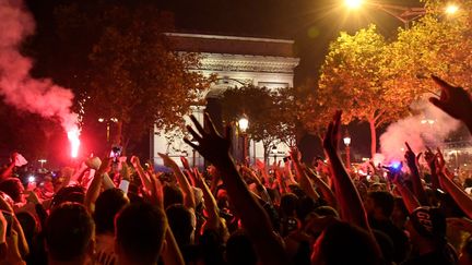 Les supporters du PSG célèbrent la qualification de leur équipe pour la finale de la Ligue des Champions après sa victoire 3-0 face à Leipzig, le 18 août 2020 sur les&nbsp;Champs-Élysées à Paris. (BERTRAND GUAY / AFP)