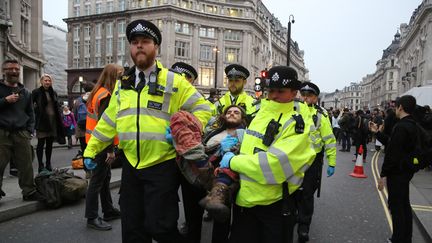 La police de Londres arrête un manifestant pour le climat, le 16 avril 2019. (TAYFUN SALCI / ANADOLU AGENCY / AFP)