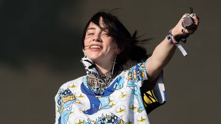 La chanteuse américaine Billie Eilish sur scène au festival de Glastonbury (Angleterre) le 30 juin 2019. (SAMIR HUSSEIN / WIREIMAGE / GETTY)