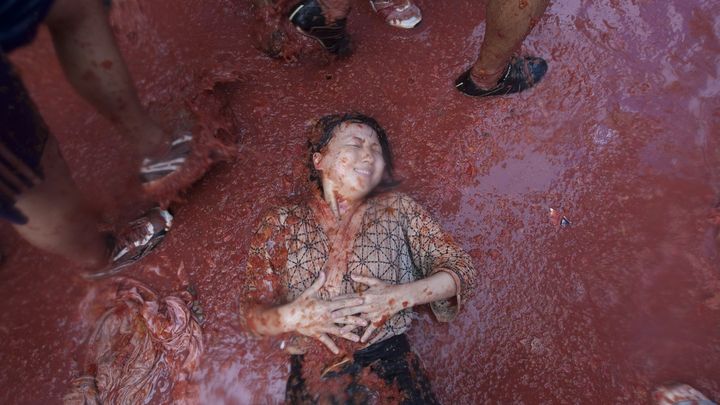 Une participante couverte de jus de tomate &agrave; Bu&ntilde;ol, le 31 ao&ucirc;t 2011. (GERMAN GARCIA / AFP)