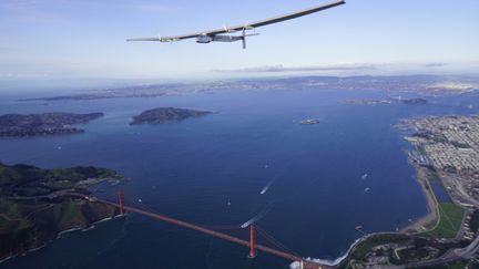 L'avion Solar Impulse 2 passe au-dessus du Golden Gate Bridge &agrave; San Francisco, en Californie (Etats-Unis), le 23 avril 2016. (JEAN REVILLARD / SOLAR IMPULSE 2 / AFP)