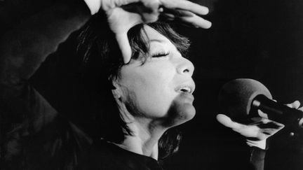 La chanteuse Juliette Gréco lors d'un concert à Cologne (Allemagne) en octobre 1973. (HEMANN / DPA)