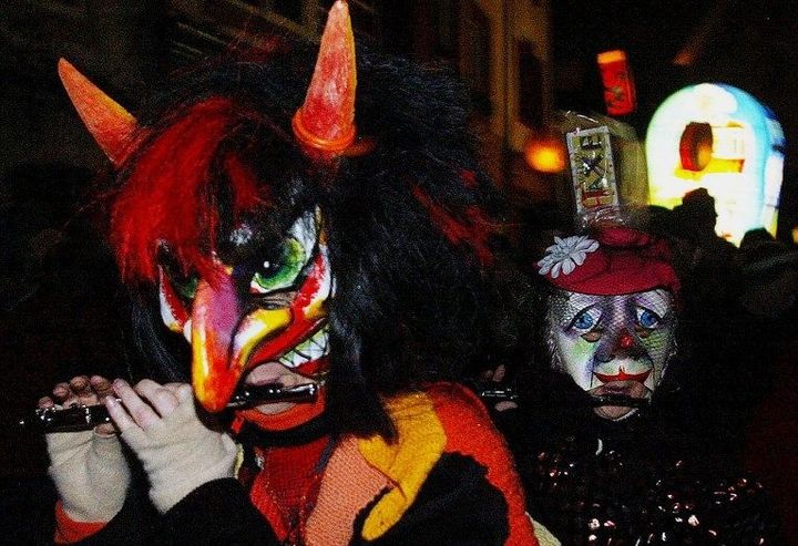 Des personnes masquées participent au coup d'envoi du carnaval de Bâle, le "Morgenstreich"
 (THOMAS WIRTH / AFP)