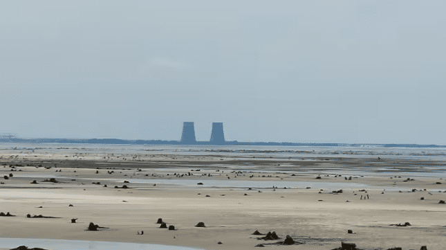 The Zaporijjia nuclear power plant and the dry areas of the Dnipro, upstream of the Nova Kakhovka dam.  (OMAR OUAHMANE / RADIO FRANCE)