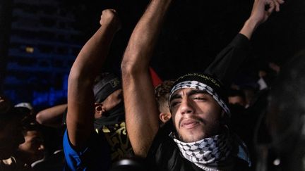 Les manifestants se sont réunis devant l'ambassade américaine située à Anwar, à l'est de Beyrouth (Liban), le 17 octobre 2023. (DANIEL CARDENAS / ANADOLU / AFP)