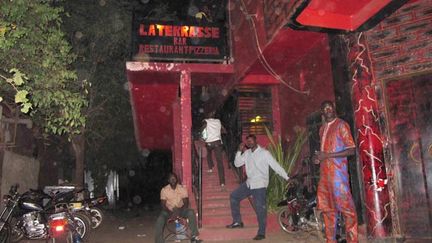 &nbsp; (L'entrée du restaurant cible de l'attentat de vendredi soir, La Terrasse © Maxppp)