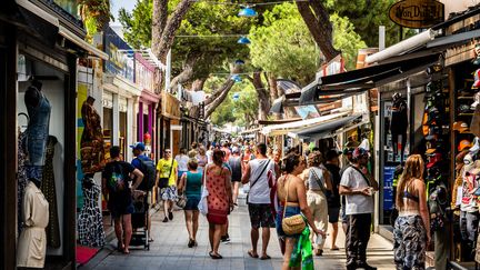 Des touristes à Argelès-sur-Mer (Pyrénées-Orientales), juin 2023. (JC MILHET / HANS LUCAS)