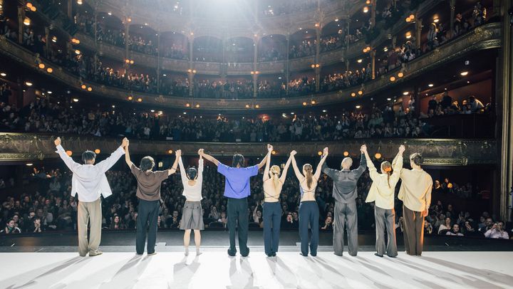 Les neuf danseurs de la compagnie de Léo Walk La Marche Bleue, saluent au théâtre du Châtelet à l'issue de leur chorégraphie "Maison d'en face", en avril 2023. (MATHIEU FOUCHER)