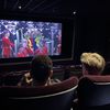 La retransmission en direct des funérailles de la reine Elizabeth II dans un cinéma de Londres (Royaume-Uni), le 19 septembre 2022. (PIERRE-LOUIS CARON / FRANCEINFO)