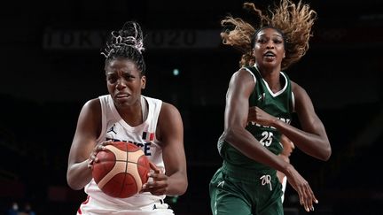 La Française&nbsp;Endene Miyem en duel avec la Nigériane&nbsp;Victoria Macaulay dans un match couperet pour les Bleues au tournoi olympique, le 30 juillet 2021. (ARIS MESSINIS / AFP)