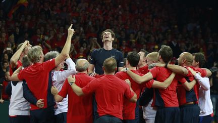 Andy Murray et l'équipe de Grande-Bretagne célèbrent leur victoire face à la Belgique, en finale de la Coupe Davis, le 29 novembre à Gand (Belgique). (REUTERS)