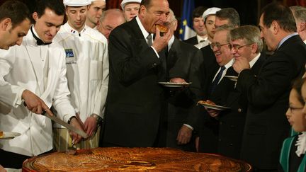 Ses successeurs, Nicolas Sarkozy comme François Hollande, ne bénéficient pas de la même image. (PATRICK KOVARIK / AFP)