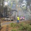 Dominique, bénévole de la Défense des forêts contre les incendies, devant la camionnette suspectée d'être à l'origine de l'incendie de la forêt usagère de La Teste-de-Buch (Gironde), le 21 juillet 2022. (MIREN GARAICOECHEA / FRANCEINFO)