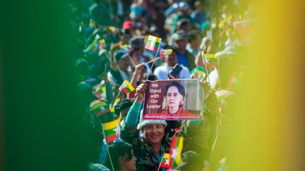 Manifestation en soutien à Aung San Suu Kyi avant son départ pour la Cour internationale de justice, le 9 décembre 2019. (SAI AUNG MAIN / AFP)