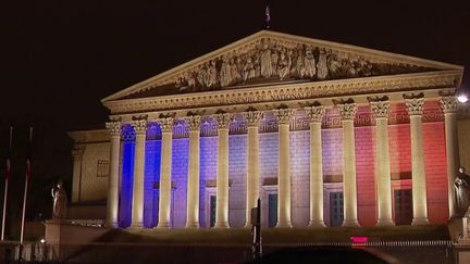 Les sept députés et les sept sénateurs de la commission mixte paritaire ont suspendu leur réunion dans la nuit du lundi 18 au mardi 19 décembre. Les débats autour du projet de loi immigration doivent reprendre ce mardi à 10h30. (FRANCE 2)