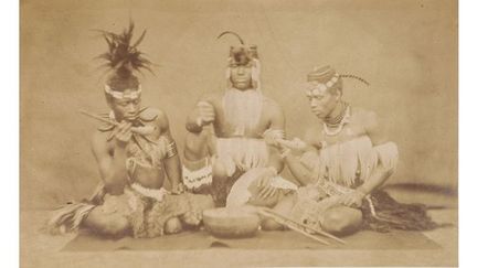 Trois Africains mimant une scène de repas à Londres en 1853. Cette photographie est un point de repère important pour l&#039;histoire des expositions ethnographiques-spectacles organisées durant le 19e siècle. Elle se situe particulièrement tôt dans l&#039;histoire de la photographie.
 (© musée du quai Branly, photo Henneman, Nicolaas)