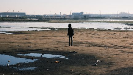 Une personne dans le camp de migrants de Marck (Pas-de-Calais), le 14 janvier 2022. (ANNA MARGUERITAT / HANS LUCAS / AFP)