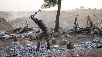 Chacun a un rôle. Les hommes à la force des bras extraient la roche et la brisent en plusieurs blocs. (JOHN WESSELS / AFP)