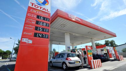 Une station-service de Saint-Herblain (Loire-Atlantique). La hausse des prix de l'essence pourrait d&eacute;cider le gouvernement &agrave; prendre des mesures.&nbsp; (FRANK PERRY / AFP)