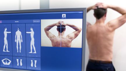 Un homme est examiné dans une clinique afin de détecter un cancer de la peau à un stade précoce.&nbsp; (SCIENCE PHOTO LIBRARY / R3F / AFP)