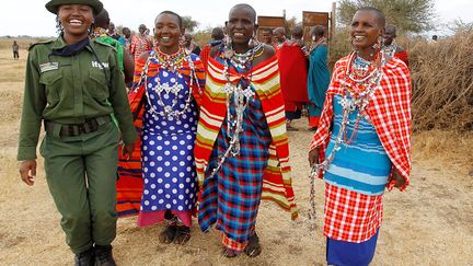 Mais en plus de soutenir les opérations de protection de la faune, une grande partie de leur mission est d’échanger avec les femmes massaïs et de collecter des informations et les transmettre au Service national de la faune du Kenya. Les femmes dans les villages du Kenya sont profondément connectées à leurs communautés et à leurs terres, ce qui en fait des actrices clés. Elles disposent de connaissances privilégiées et pouvoir rencontrer une femme écogarde massaï, les réconfortent. Elles transmettent les informations plus librement. Une écogarde déclare au Guardian : "Elles sont nos mères."&nbsp; &nbsp; &nbsp; (NJERI MWANGI / REUTERS)