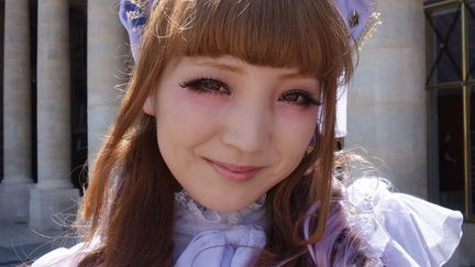 Angelic Pretty est une marque de prêt-à-porter japonaise créée en 1979, à l'époque sous le seul nom de "Pretty". Ses deux designers sont Maki et Asuka. Elle est connue pour ses créations dites Sweet Lolita avec des imprimés colorés déclinés dans une palette de couleur impressionnante. La couleur de prédilection est le rose. Les robes couvertes de dentelles se portent avec de grands jupons. La marque fabrique des vêtements dignes des princesses de contes de fées, avec des rubans, de la dentelle et des nœuds... 
 (Corinne Jeammet)