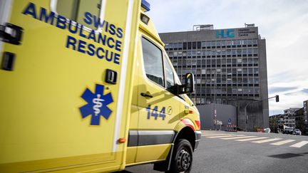 Une ambulance suisse à Genève (illustration). (FABRICE COFFRINI / AFP)