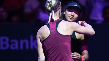 Bertens réconforte Osaka, blessée.  (ROSLAN RAHMAN / AFP)