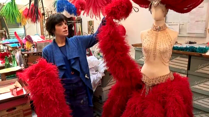 Amandine Delmee, plumassière de la maison Février présente le costume du prologue du Moulin Rouge
 (France 3 / Culturebox)